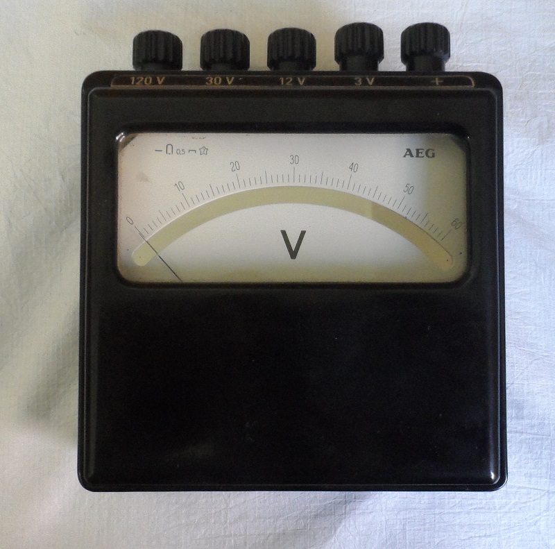 Voltímetro Analógico
