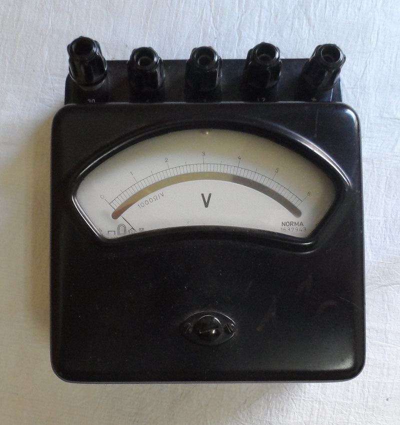 Voltímetro Analógico